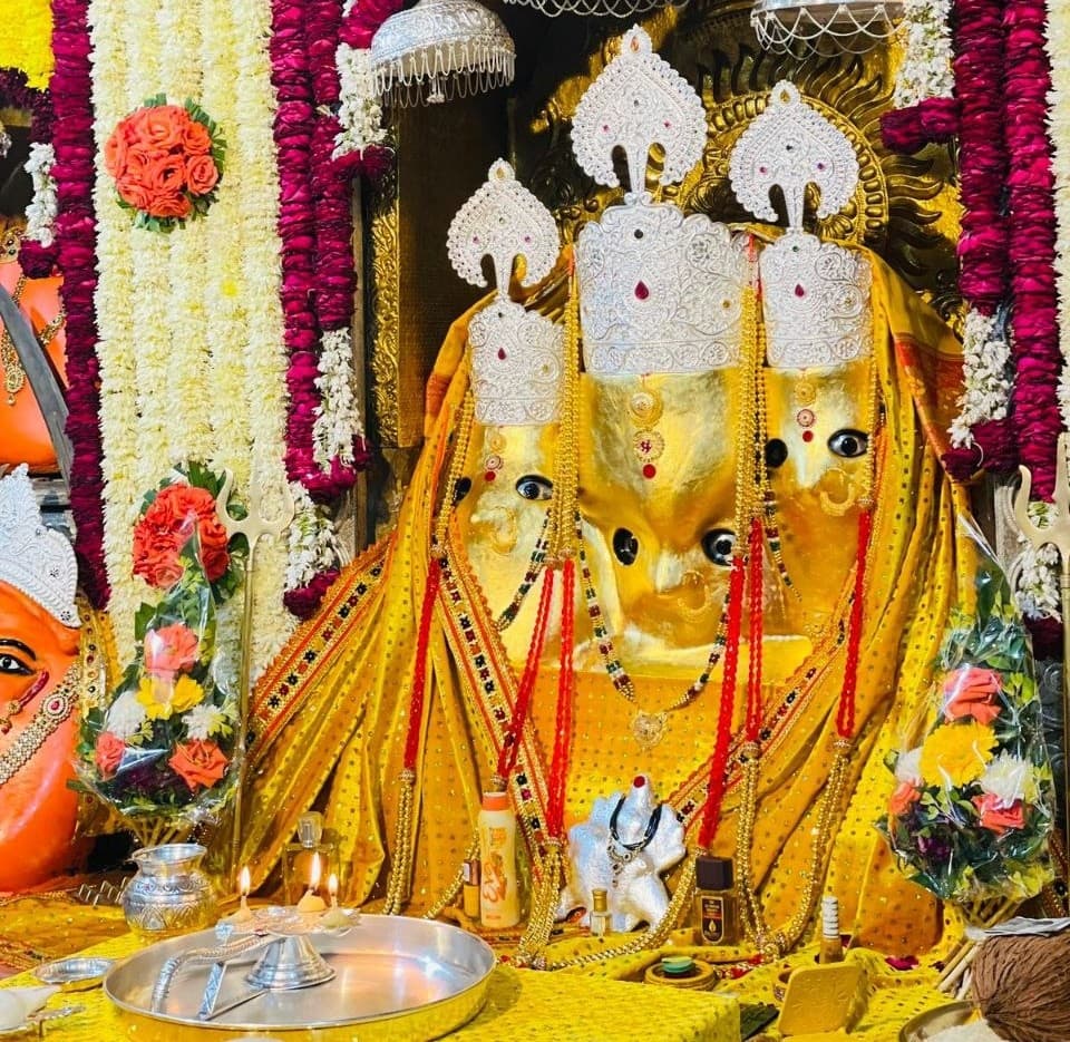 Maa Baglamukhi adorned with floral decoration